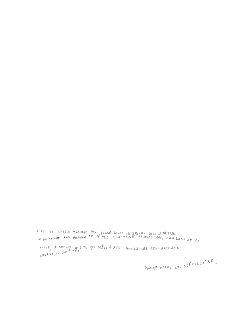 Extrait de la série de 7 dessins intitulée "S'Horrifier de l'Orifice". Focus sur un dessin vertical, montrant un format blanc. Au bas, un texte ondule. Il s'agit d'une dictée d'un extrait issu "Des Guérillères" de Monique Wittig, réalisé les yeux bandés. Traitement graphique avec fins tracés à l'encre de chine.