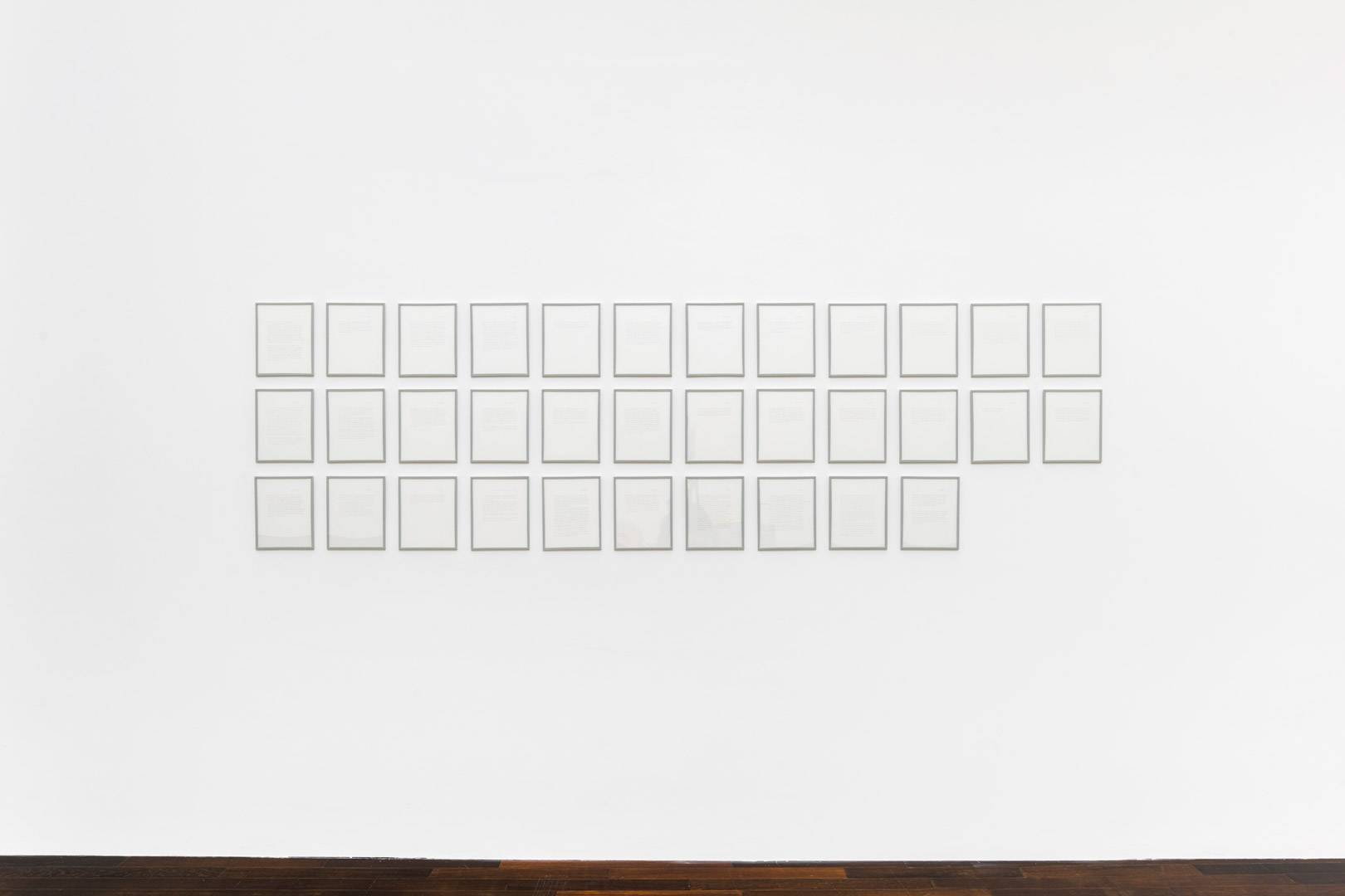Vue d'exposition au MAC VAL de l'installation intitulée "Soliloques". L'installation comporte un ensemble de 34 textes encadrés accrochés au mur.