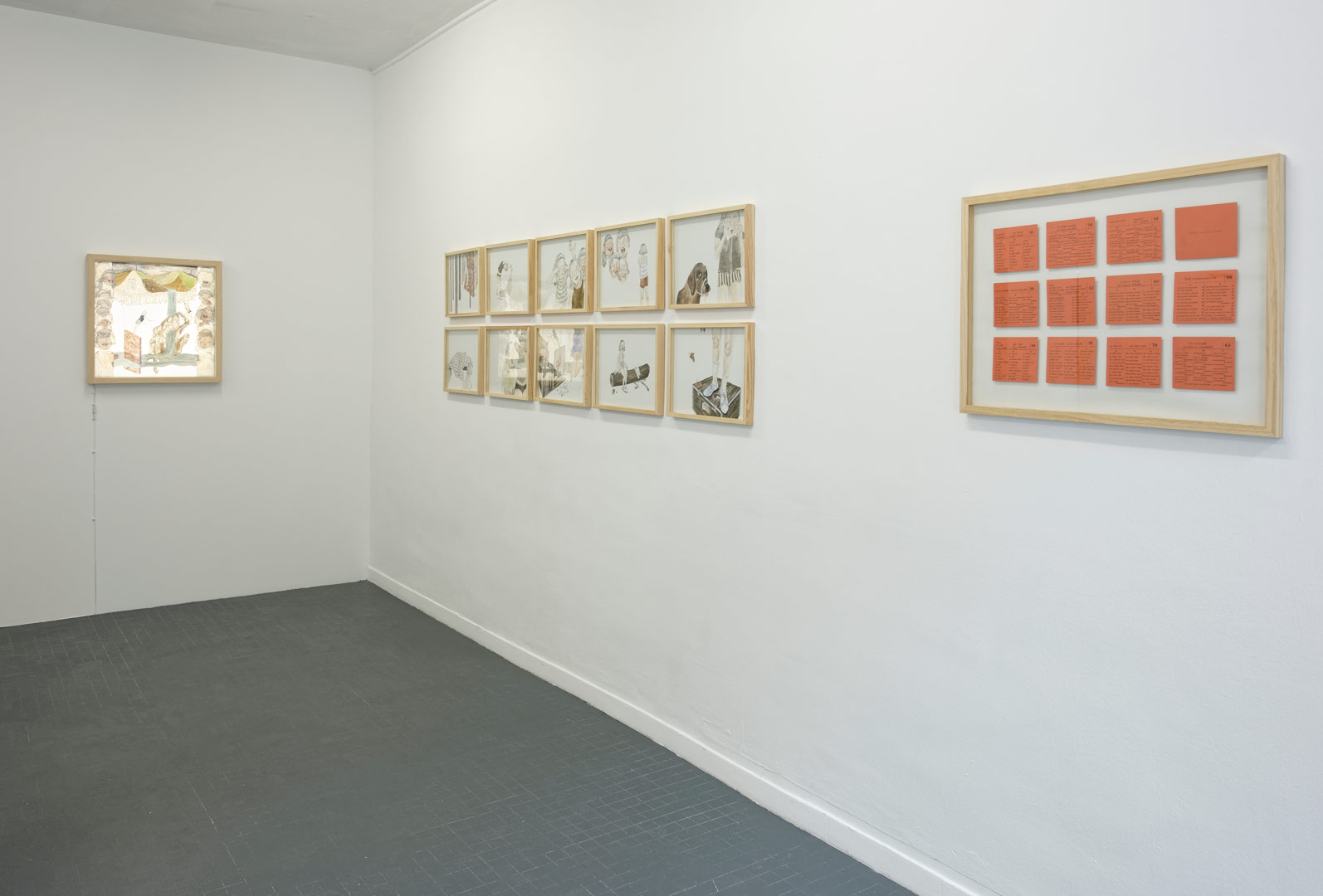 Vue d'exposition aux Limbes de l'ensemble intitulé "Abcéder" regroupant 10 dessins, un dessin avec dispositif lumineux et un ensemble de 12 textes encadrés.