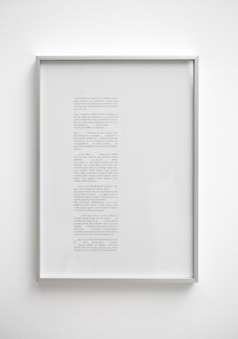 Vue de l'ensemble photographique et textuel intitulé Elle & L. . Focus sur le texte encadré qui reprend la une mise en page en colonne étroite sur fond blanc.