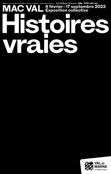 affiche de l'exposition intitulée "Histoires Vraies" au Macval. Titre blanc, fond noir.