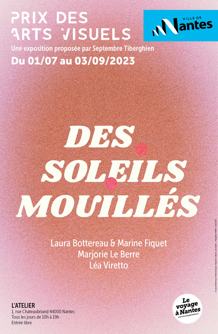 Affiche de l'exposition collective intitulée "Des soleils mouillés" pour le Prix des arts visuels de la ville de Nantes. Titre blanc sur fond rose et orage.